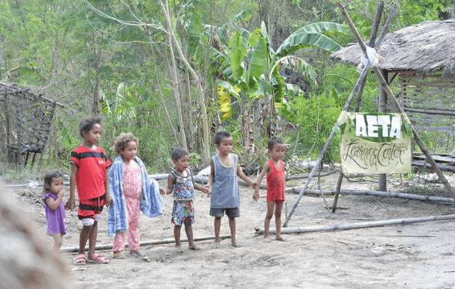 Mga batang Aeta na magkakahawak-kamay