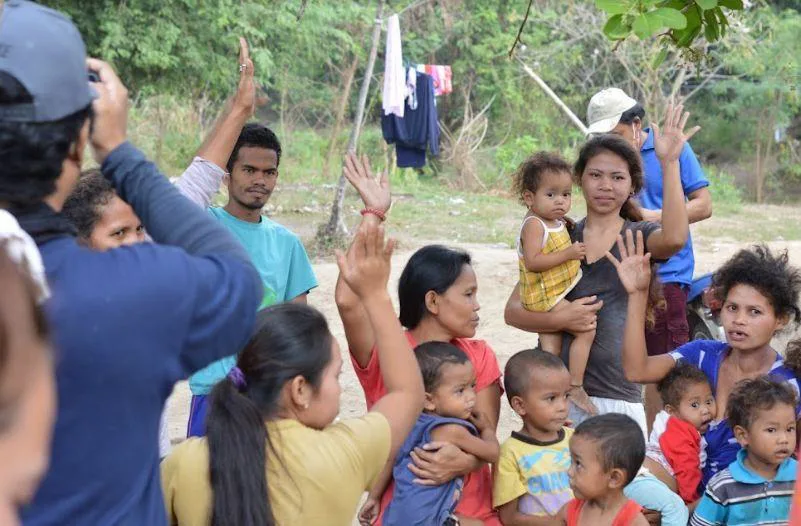 Mga miyembro ng komunidad na nagtataas ng kamay