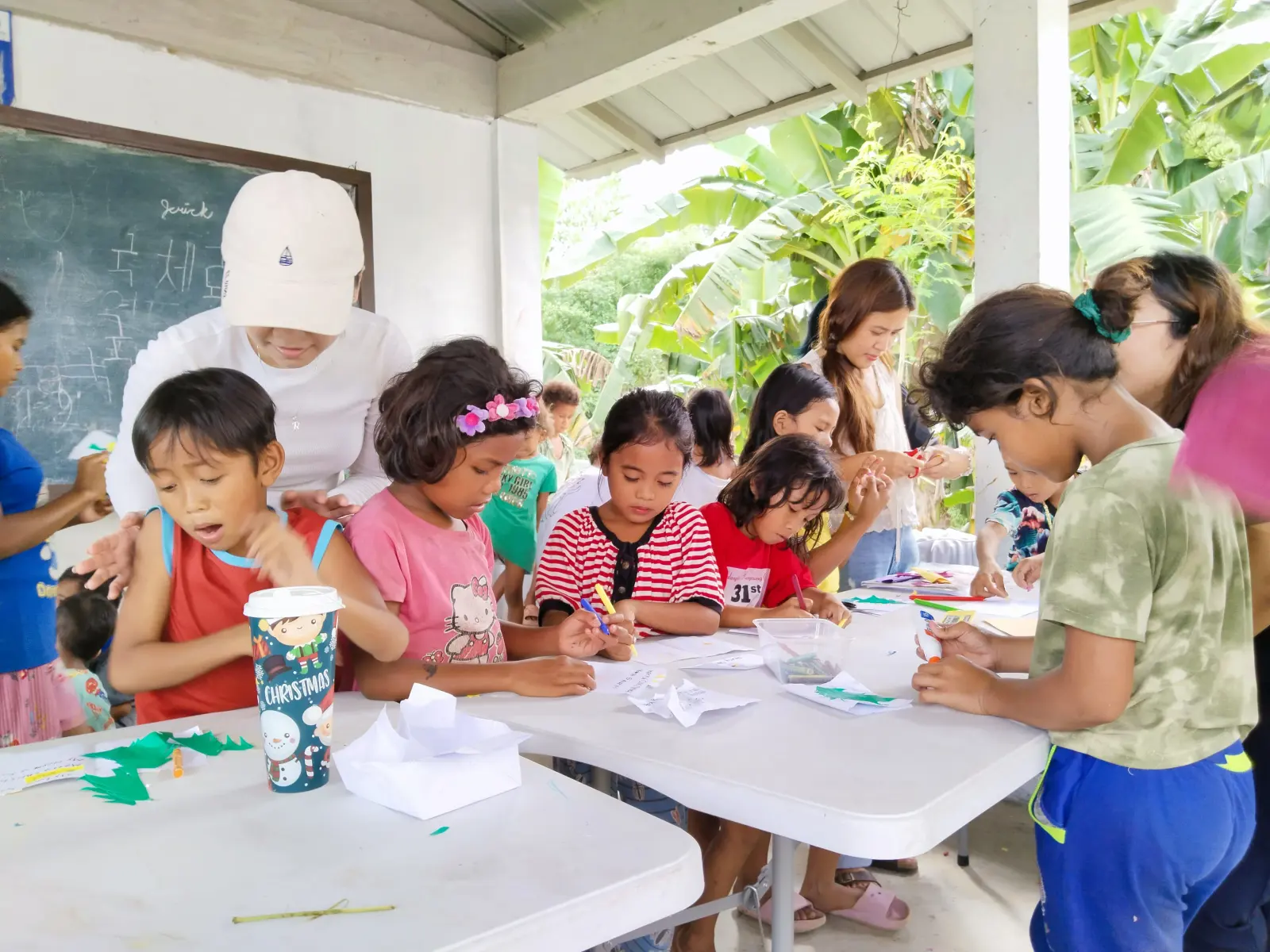 Boluntir na nakikipaglaro sa mga batang Aeta