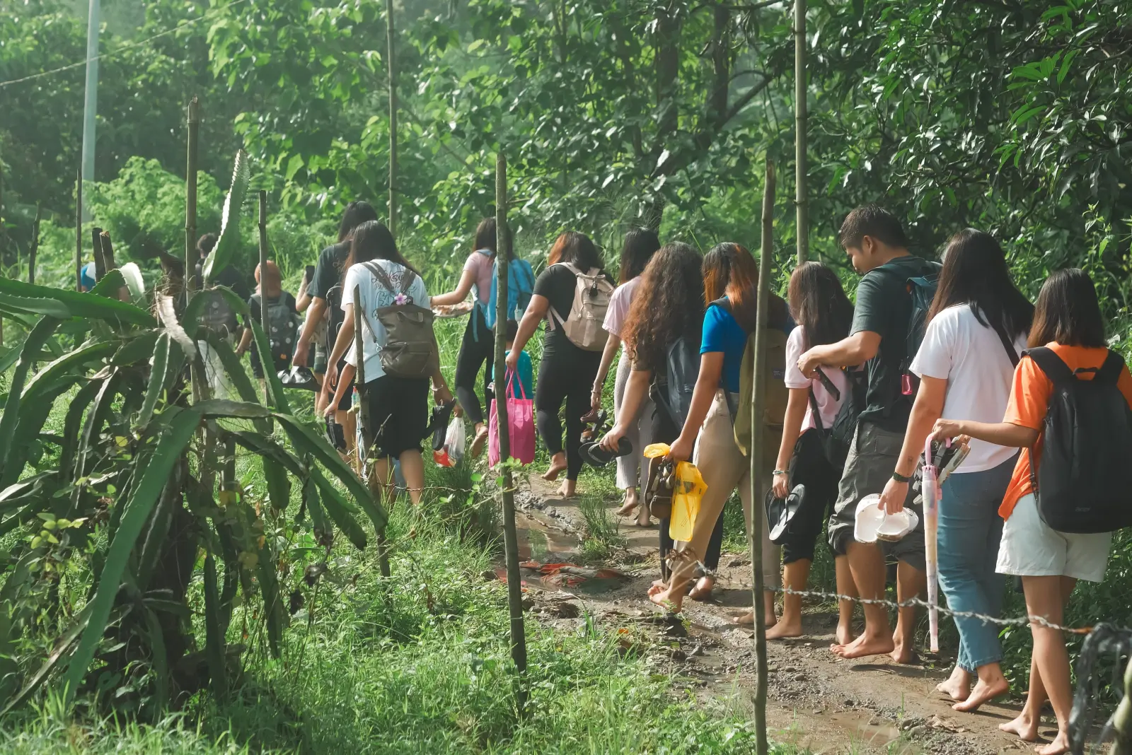 Mga boluntir na naglalakad patungo sa komunidad