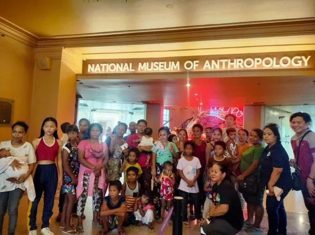 Mga Aetang learner sa museo