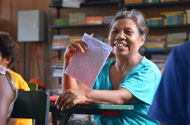 Si Nanay Linda na nakangiti habang nasa klase