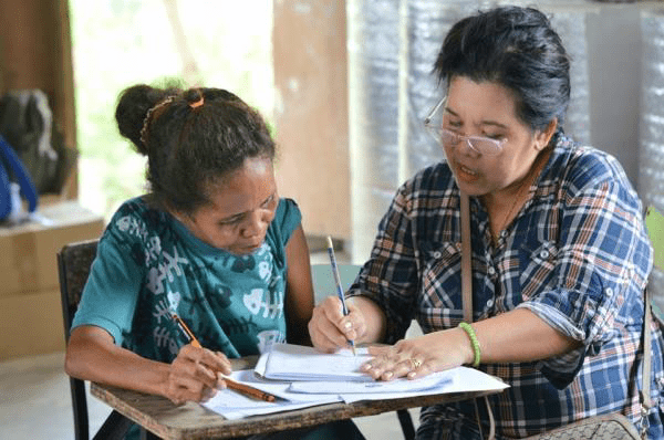 Boluntir na gumagabay sa isang Aetang learner