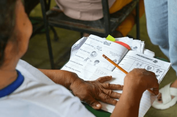 Aetang learner na nag-aaral sa Aeta Learning Center